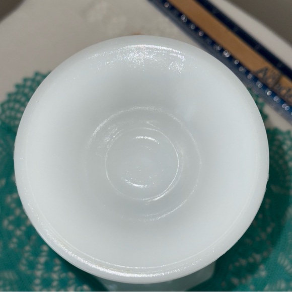 Vintage Milk Glass White Hobnail Vase 9 1/4 inches tall 5 inch diameter - Picture 4 of 7